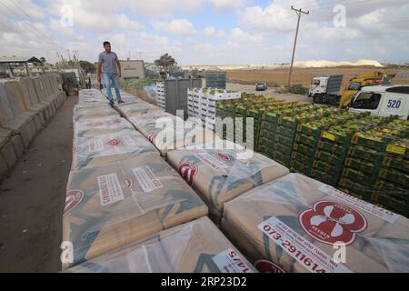 (180815) -- GAZA, 15. August 2018 -- Ein palästinensischer Arbeiter steht über einem LKW, als er am Tor des Kerem-Schalom-Handelsübergangs, dem Hauptübergang für Waren, die in Gaza einfahren, in der Stadt Rafah im südlichen Gazastreifen ankommt, am 15. August 2018. Israel lockerte am Mittwoch die Beschränkungen für den Grenzübergang und die Ausweitung des Fischereigebiets im Gazastreifen von drei auf neun Seemeilen, sagten Beamte. )(yk) MIDEAST-GAZA-KEREM SHALOM ÜBERQUERUNG KHALEDXOMAR PUBLICATIONxNOTxINxCHN Stockfoto