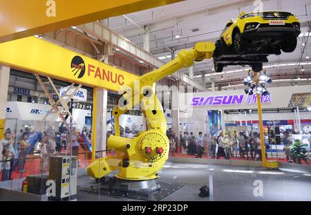 News Themen der Woche KW33 News Bilder des Tages (180815) -- PEKING, 15. Aug. 2018 -- Foto aufgenommen am 15. Aug. 2018 zeigt ein Fahrzeug-Handling-System auf der World Robot Conference 2018 in Peking, der Hauptstadt Chinas. Am Mittwoch begann die Konferenz, an der Teilnehmer aus 16 Ländern und Regionen teilnahmen. ) (Hxy) CHINA-BEIJING-WORLD ROBOTER CONFERENCE-OPEN (CN) ZhangxChenlin PUBLICATIONxNOTxINxCHN Stockfoto