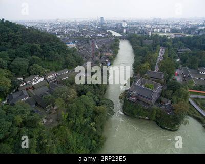 (180815) -- PEKING, 15. August 2018 (Xinhua) -- Foto aufgenommen am 28. September 2015 zeigt die Landschaft des Dujiangyan Bewässerungssystems in der südwestlichen chinesischen Provinz Sichuan. Chinas vier alte Bewässerungsstätten, das Dujiangyan-Bewässerungssystem, der Lingqu-Kanal, das Jiangxiyan-Bewässerungssystem und der Changqu-Kanal, wurden von der Internationalen Kommission für Bewässerung und Entwässerung (ICID) in die Liste der Bewässerungsstrukturen des Weltkulturerbes aufgenommen. (Xinhua/Li Qiaoqiao) CHINA-BEWÄSSERUNGSSTÄTTEN-WELTKULTURERBE-LISTE (CN) PUBLICATIONxNOTxINxCHN Stockfoto