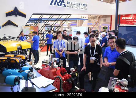 (180815) -- PEKING, 15. August 2018 -- Menschen besuchen den Stand der HIT Robot Group auf der World Robot Conference 2018 in Peking, Hauptstadt Chinas, 15. August 2018. Am Mittwoch begann die Konferenz, an der Teilnehmer aus 16 Ländern und Regionen teilnahmen. ) (Hxy) CHINA-BEIJING-WORLD ROBOTER CONFERENCE-OPEN (CN) ZhangxChenlin PUBLICATIONxNOTxINxCHN Stockfoto