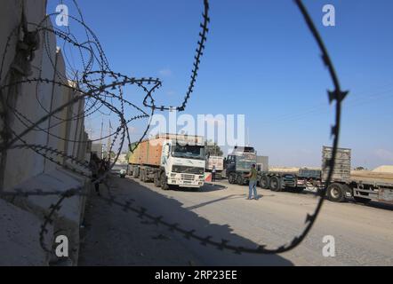 (180815) -- GAZA, 15. August 2018 -- am Tor des Handelsübergangs Kerem Shalom, dem Hauptübergang für Waren, die in Gaza einfahren, im südlichen Gazastreifen Rafah, am 15. August 2018, wird Ein LKW gesehen. Israel lockerte am Mittwoch die Beschränkungen für den Grenzübergang und die Ausweitung des Fischereigebiets im Gazastreifen von drei auf neun Seemeilen, sagten Beamte. )(yk) MIDEAST-GAZA-KEREM SHALOM ÜBERQUERUNG KHALEDXOMAR PUBLICATIONxNOTxINxCHN Stockfoto