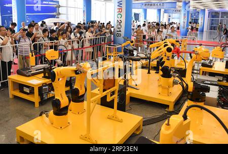 (180815) -- PEKING, 15. Aug. 2018 -- Besucher beobachten die Aufführung eines Roboterorchesters auf der World Robot Conference 2018 in Peking, der Hauptstadt Chinas, am 15. Aug. 2018. Am Mittwoch begann die Konferenz, an der Teilnehmer aus 16 Ländern und Regionen teilnahmen. ) (Hxy) CHINA-BEIJING-WORLD ROBOTER CONFERENCE-OPEN (CN) ZhangxChenlin PUBLICATIONxNOTxINxCHN Stockfoto