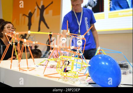 (180815) -- PEKING, 15. August 2018 -- Foto aufgenommen am 15. August 2018 zeigt ein Roboterspielzeug auf der World Robot Conference 2018 in Peking, der Hauptstadt Chinas. Am Mittwoch begann die Konferenz, an der Teilnehmer aus 16 Ländern und Regionen teilnahmen. ) (Hxy) CHINA-BEIJING-WORLD ROBOTER CONFERENCE-OPEN (CN) ZhangxChenlin PUBLICATIONxNOTxINxCHN Stockfoto