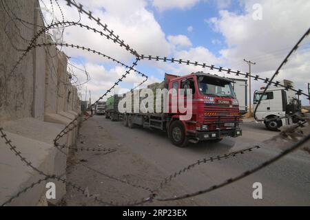 (180815) -- GAZA, 15. August 2018 -- am Tor des Handelsübergangs Kerem Shalom, dem Hauptübergang für Waren, die in Gaza einfahren, im südlichen Gazastreifen Rafah, am 15. August 2018, wird Ein LKW gesehen. Israel lockerte am Mittwoch die Beschränkungen für den Grenzübergang und die Ausweitung des Fischereigebiets im Gazastreifen von drei auf neun Seemeilen, sagten Beamte. )(yk) MIDEAST-GAZA-KEREM SHALOM ÜBERQUERUNG KHALEDXOMAR PUBLICATIONxNOTxINxCHN Stockfoto