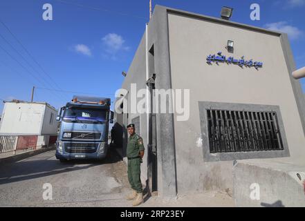 (180815) -- GAZA, 15. August 2018 -- Ein Mitglied der palästinensischen Sicherheitskräfte zeigt, wie ein LKW am Tor des Handelsübergangs Kerem Shalom, dem Hauptübergang für Waren, die in Gaza einreisen, in der Stadt Rafah im südlichen Gazastreifen ankommt, am 15. August 2018. Israel lockerte am Mittwoch die Beschränkungen für den Grenzübergang und die Ausweitung des Fischereigebiets im Gazastreifen von drei auf neun Seemeilen, sagten Beamte. )(yk) MIDEAST-GAZA-KEREM SHALOM ÜBERQUERUNG KHALEDXOMAR PUBLICATIONxNOTxINxCHN Stockfoto