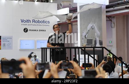 (180815) -- PEKING, 15. Aug. 2018 -- ein Aussteller zeigt auf der World Robot Conference 2018 in Peking, der Hauptstadt Chinas, am 15. Aug. 2018 einen bionischen Roboter wie eine Fledermaus. Am Mittwoch begann die Konferenz, an der Teilnehmer aus 16 Ländern und Regionen teilnahmen. ) (Hxy) CHINA-BEIJING-WORLD ROBOTER CONFERENCE-OPEN (CN) ZhangxChenlin PUBLICATIONxNOTxINxCHN Stockfoto