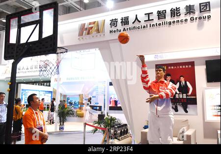 (180815) -- PEKING, 15. August 2018 -- Foto aufgenommen am 15. August 2018 zeigt einen bionischen Basketballschießroboter auf der World Robot Conference 2018 in Peking, der Hauptstadt Chinas. Am Mittwoch begann die Konferenz, an der Teilnehmer aus 16 Ländern und Regionen teilnahmen. ) (Hxy) CHINA-BEIJING-WORLD ROBOTER CONFERENCE-OPEN (CN) ZhangxChenlin PUBLICATIONxNOTxINxCHN Stockfoto