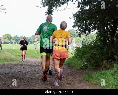 Kesgrave, Suffolk - 2. September 2023 : älteres Paar nimmt am Park Run Teil. Stockfoto