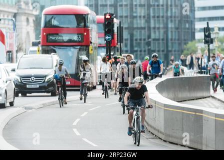 (180815) -- LONDON, 15. August 2018 -- Radfahrer fahren über die Westminster Bridge in London, Großbritannien, am 15. August 2018, einen Tag nachdem ein Mann wegen Terrorverdachts verhaftet wurde, nachdem ein Auto vor den Häusern des Parlaments in Sicherheitsbarrieren gestürzt war. ) (yk) BRITISH-LONDON-ATTACK-AFTERMATH RayxTang PUBLICATIONxNOTxINxCHN Stockfoto