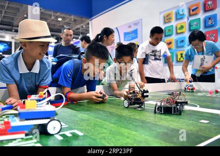 (180815) -- PEKING, 15. August 2018 -- Kinder schauen sich Programmierroboter auf der World Robot Conference 2018 in Peking, der Hauptstadt Chinas, am 15. August 2018 an. Am Mittwoch begann die Konferenz mit mehr als 160 inländischen und internationalen Konzernen, die ihre Spitzenprodukte in der Roboterindustrie ausstellten. ) CHINA-PEKING-WELT ROBOTER KONFERENZ OFFEN (CN) LIXXIN PUBLICATIONXNOTXINXCHN Stockfoto