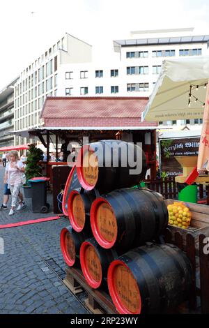 (180815) -- FRANKFURT (DEUTSCHLAND), 15. August 2018 -- Fässer werden beim Frankfurter Apfelweinfestival am 15. August 2018 in Frankfurt gesehen. Das Frankfurter Apfelweinfestival findet hier vom 10. Bis 19. August statt. Die Frankfurter Apfelweinkultur spielt seit Hunderten von Jahren eine wichtige Rolle im gesellschaftlichen Leben der Stadt. Jedes Jahr kommen Einheimische und Besucher zusammen, um Frankfurts beliebtestes Getränk mit dem Apple Wine Festival zu feiern. ) DEUTSCHLAND-FRANKFURT-APFELWEINFESTIVAL LuoxHuanhuan PUBLICATIONxNOTxINxCHN Stockfoto