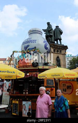 (180815) -- FRANKFURT (DEUTSCHLAND), 15. August 2018 -- Besucher besuchen das Frankfurter Apfelweinfestival am 15. August 2018 in Frankfurt. Das Frankfurter Apfelweinfestival findet hier vom 10. Bis 19. August statt. Die Frankfurter Apfelweinkultur spielt seit Hunderten von Jahren eine wichtige Rolle im gesellschaftlichen Leben der Stadt. Jedes Jahr kommen Einheimische und Besucher zusammen, um Frankfurts beliebtestes Getränk mit dem Apple Wine Festival zu feiern. ) DEUTSCHLAND-FRANKFURT-APFELWEINFESTIVAL LuoxHuanhuan PUBLICATIONxNOTxINxCHN Stockfoto