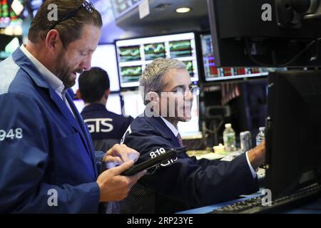 (180815) -- NEW YORK, 15. August 2018 -- Händler arbeiten am 15. August 2018 an der New Yorker Börse in New York, USA. Die US-Aktien schlossen am Mittwoch niedriger ab. Der Dow Jones Industrial Average fiel um 137,51 Punkte oder 0,54 Prozent auf 25.162.41. Die S&P 500 lag um 21,59 Punkte oder 0,76 Prozent unter 2.818,37. Der Nasdaq Composite Index sank um 96,78 Punkte oder 1,23 Prozent auf 7.774,12. ) U.S.-NEW YORK-STOCKS WangxYing PUBLICATIONxNOTxINxCHN Stockfoto