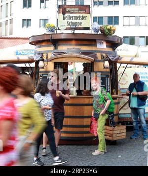 (180815) -- FRANKFURT (DEUTSCHLAND), 15. August 2018 -- Besucher besuchen das Frankfurter Apfelweinfestival am 15. August 2018 in Frankfurt. Das Frankfurter Apfelweinfestival findet hier vom 10. Bis 19. August statt. Die Frankfurter Apfelweinkultur spielt seit Hunderten von Jahren eine wichtige Rolle im gesellschaftlichen Leben der Stadt. Jedes Jahr kommen Einheimische und Besucher zusammen, um Frankfurts beliebtestes Getränk mit dem Apple Wine Festival zu feiern. ) DEUTSCHLAND-FRANKFURT-APFELWEINFESTIVAL LuoxHuanhuan PUBLICATIONxNOTxINxCHN Stockfoto