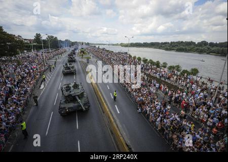 (180815) -- WARSCHAU, 15. August 2018 -- gepanzerte Fahrzeuge werden während der Großen Unabhängigkeitsparade in Warschau, Polen, am 15. August 2018 gesehen. Die polnische Armee sollte modernisiert und besser ausgerüstet werden und die Verteidigungsausgaben des Landes sollten auf 2,5 Prozent des BIP steigen, sagte der polnische Präsident Andrzej Duda am Mittwoch während der Feierlichkeiten zum Tag der polnischen Streitkräfte in Warschau. POLEN-WARSCHAU-ARMEE-TAG-MILITÄRPARADE JAAPXARRIENS PUBLICATIONXNOTXINXCHN Stockfoto