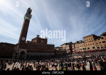 (180816) -- SIENA, 16. August 2018 (Xinhua) -- Menschen versammeln sich auf dem Platz, um den dritten Tag des Pferderennens in Siena, Italien, am 15. August 2018 zu sehen. Ein traditionelles Pferderennen, das auf Italienisch als Palio di Siena bekannt ist, findet in der historischen Stadt Siena statt und zieht Zehntausende Zuschauer an. Das Pferderennen in Siena geht auf das Mittelalter zurück und findet jedes Jahr am 2. Juli und 16. August statt. Vor dem letzten Rennen werden drei Tage lang Tests durchgeführt. (Xinhua/Jin Yu) (SP)ITALY-SIENA-PALIO PUBLICATIONxNOTxINxCHN Stockfoto