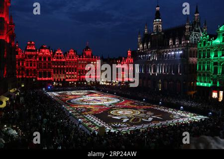 News Themen der Woche KW33 News Bilder des Tages (180816) -- BRÜSSEL, 16. Aug. 2018 -- Foto aufgenommen am 16. Aug. 2018 zeigt den Nachtanblick eines Teppichs mit mehr als 500.000 Blumen am Grand Place in Brüssel, Belgien. Am Donnerstag wurde ein Teppich mit über 500.000 Blumen im Zentrum des Grand Place in Brüssel ausgerollt. Der 75 Meter mal 24 Meter große Teppich besteht hauptsächlich aus Begonien und Dahlien. Es dauerte etwa acht Stunden, bis etwa 100 Freiwillige das riesige Blumenpuzzle zusammenstellten. ) BELGIEN-BRÜSSEL-BLUMEN-TEPPICH-NACHTBLICK WANGXXIAOJUN PUBLICATIONXNOTXINXCHN Stockfoto