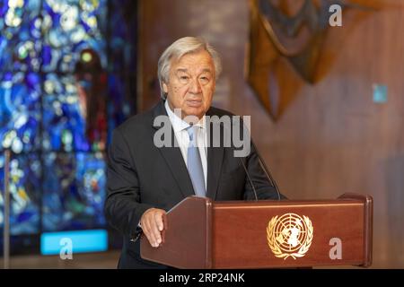 Nachrichten Themen der Woche KW33 Nachrichten Bilder des Tages (180817) -- VEREINTEN NATIONEN, 17. August 2018 -- UN-Generalsekretär Antonio Guterres spricht in Erinnerung an gefallene Kollegen während des Angriffs auf die UN-Hilfsmission im Irak 2003 am UN-Hauptquartier in New York, 17. August 2018. UN-Generalsekretär Antonio Guterres legte am Freitag einen Kranz im UN-Hauptquartier für seine Kollegen nieder, die beim Angriff auf den Irak am 19. August 2003 getötet wurden, der zur Ausrufung des Internationalen Tages der humanitären Hilfe führte. ) UN-GENERALSEKRETÄR-HUMANITÄRES TAGESGEDENKEN LIXMUZI PUBLICATIONXNOTXINXCHN Stockfoto