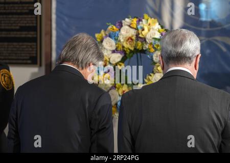 (180817) -- VEREINTEN NATIONEN, 17. August 2018 -- UN-Generalsekretär Antonio Guterres (L) nimmt an einer Zeremonie Teil 2003, um seiner gefallenen Kollegen während des Angriffs auf die UN-Hilfsmission im Irak im UN-Hauptquartier in New York am 17. August 2018 zu gedenken. UN-Generalsekretär Antonio Guterres legte am Freitag einen Kranz im UN-Hauptquartier für seine Kollegen nieder, die beim Angriff auf den Irak am 19. August 2003 getötet wurden, der zur Ausrufung des Internationalen Tages der humanitären Hilfe führte. ) UN-GENERALSEKRETÄR-HUMANITÄRES TAGESGEDENKEN LIXMUZI PUBLICATIONXNOTXINXCHN Stockfoto