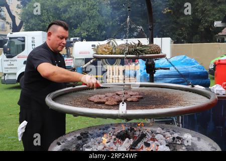 (180818) -- DUBLIN, 18. August 2018 () -- Ein Pitmaster bereitet gegrilltes Essen auf einem internationalen BBQ-Festival in Dublin, Irland, 17. August 2018. Am Donnerstag wurde hier ein internationales Grillfestival namens Big Grill eröffnet. Die viertägige Veranstaltung wird voraussichtlich mehr als 20.000 Besucher anziehen. ()(zhf) IRLAND-DUBLIN-INTERNATIONAL BBQ FESTIVAL Xinhua PUBLICATIONxNOTxINxCHN Stockfoto