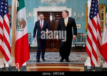 (180818) -- WASHINGTON, 18. August 2018 -- US-Außenminister Mike Pompeo (R) und der mexikanische Außenminister Luis Videgaray Caso besuchen eine Fotogelegenheit, bevor sie sich am 17. August 2018 im US-Außenministerium in Washington D.C., den Vereinigten Staaten, treffen. ) (Qxy) US-WASHINGTON-MEXIKO-DIPLOMATIE ShenxTing PUBLICATIONxNOTxINxCHN Stockfoto