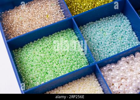 Bunte Perlen in Behältern, Nahaufnahme, Kunsthandwerk, Makrofoto Stockfoto