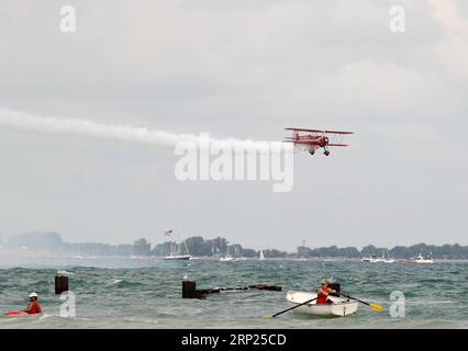 (180819) -- CHICAGO, 19. August 2018 -- ein Kunstflugzeug tritt während der 60. Jährlichen Chicago Air and Water Show über North Avenue Beach in Chicago, USA, am 18. August 2018 auf. Die zweitägige Chicago Air and Water Show begann am Samstag. )(gj) U.S.-CHICAGO-AIR UND WATER SHOW WangxPing PUBLICATIONxNOTxINxCHN Stockfoto