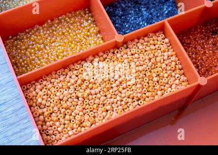Bunte Perlen in Behältern, Nahaufnahme, Kunsthandwerk, Makrofoto Stockfoto
