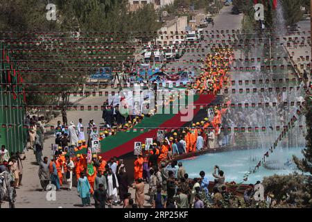 (180819) -- LASHKAR GAH, 19. August 2018 -- Afghanen feiern afghanischen Unabhängigkeitstag in Lashkar Gah, Hauptstadt der Provinz Helmand, Südafghanistan, 19. August 2018. Afghanistan feierte am Sonntag den 99. Jahrestag seiner Unabhängigkeit von der Besatzung des Britischen Reiches unter der Verschlechterung der Sicherheitslage.)(yg) AFGHANISTAN-HELMAND-UNABHÄNGIGKEITSTAG AbdulxAzizxSafdari PUBLICATIONxNOTxINxCHN Stockfoto