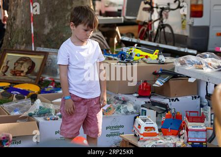 Lille, Frankreich. September 2023. Ein Junge besucht den jährlichen Braderie de Lille Flohmarkt in Lille, Nordfrankreich, 2. September 2023. Die jährliche Braderie de Lille startete hier am ersten Septemberwochenende. Quelle: Sebastien Courdji/Xinhua/Alamy Live News Stockfoto