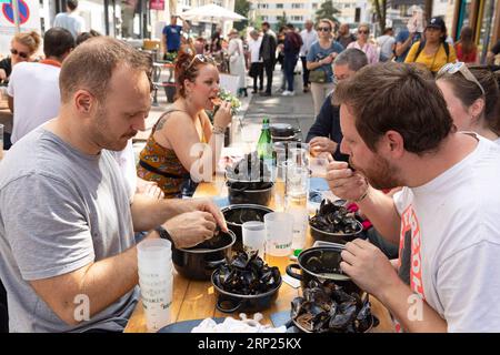 Lille, Frankreich. September 2023. Die Menschen genießen Muscheln während des jährlichen Braderie de Lille Flohmarktes in Lille, Nordfrankreich, 2. September 2023. Die jährliche Braderie de Lille startete hier am ersten Septemberwochenende. Quelle: Sebastien Courdji/Xinhua/Alamy Live News Stockfoto