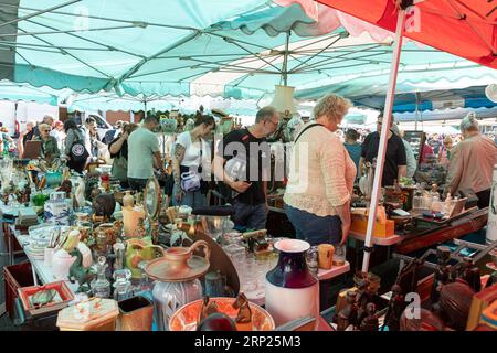 Lille, Frankreich. September 2023. Die Leute schauen sich die Artikel während des jährlichen Braderie de Lille Flohmarktes in Lille, Nordfrankreich, am 2. September 2023 an. Die jährliche Braderie de Lille startete hier am ersten Septemberwochenende. Quelle: Sebastien Courdji/Xinhua/Alamy Live News Stockfoto