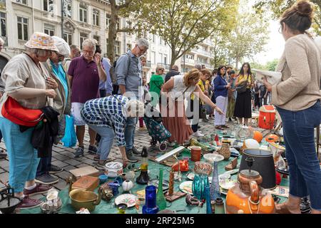 Lille, Frankreich. September 2023. Besucher besuchen die jährliche Braderie de Lille (Flohmarkt Lille) in Lille, Nordfrankreich, 2. September 2023. Die jährliche Braderie de Lille startete hier am ersten Septemberwochenende. Quelle: Sebastien Courdji/Xinhua/Alamy Live News Stockfoto