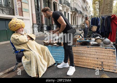 Lille, Frankreich. September 2023. Ein Standbesitzer spricht mit einem Kunden während des jährlichen Braderie de Lille Flohmarktes in Lille, Nordfrankreich, 2. September 2023. Die jährliche Braderie de Lille startete hier am ersten Septemberwochenende. Quelle: Sebastien Courdji/Xinhua/Alamy Live News Stockfoto