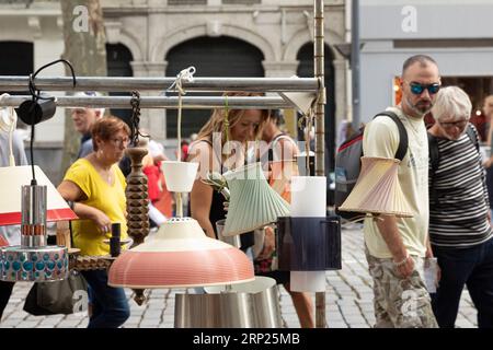 Lille, Frankreich. September 2023. Besucher besuchen die jährliche Braderie de Lille (Flohmarkt Lille) in Lille, Nordfrankreich, 2. September 2023. Die jährliche Braderie de Lille startete hier am ersten Septemberwochenende. Quelle: Sebastien Courdji/Xinhua/Alamy Live News Stockfoto