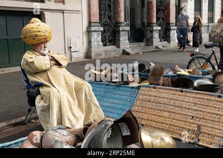 Lille, Frankreich. September 2023. Ein Standbesitzer wartet auf die Kunden während des jährlichen Braderie de Lille Flohmarktes in Lille, Nordfrankreich, 2. September 2023. Die jährliche Braderie de Lille startete hier am ersten Septemberwochenende. Quelle: Sebastien Courdji/Xinhua/Alamy Live News Stockfoto