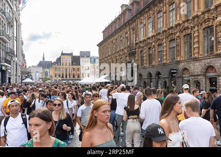 Lille, Frankreich. September 2023. Besucher besuchen die jährliche Braderie de Lille (Flohmarkt Lille) in Lille, Nordfrankreich, 2. September 2023. Die jährliche Braderie de Lille startete hier am ersten Septemberwochenende. Quelle: Sebastien Courdji/Xinhua/Alamy Live News Stockfoto