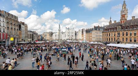 Lille, Frankreich. September 2023. Besucher besuchen die jährliche Braderie de Lille (Flohmarkt Lille) in Lille, Nordfrankreich, 2. September 2023. Die jährliche Braderie de Lille startete hier am ersten Septemberwochenende. Quelle: Sebastien Courdji/Xinhua/Alamy Live News Stockfoto