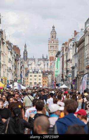 Lille, Frankreich. September 2023. Besucher besuchen die jährliche Braderie de Lille (Flohmarkt Lille) in Lille, Nordfrankreich, 2. September 2023. Die jährliche Braderie de Lille startete hier am ersten Septemberwochenende. Quelle: Sebastien Courdji/Xinhua/Alamy Live News Stockfoto