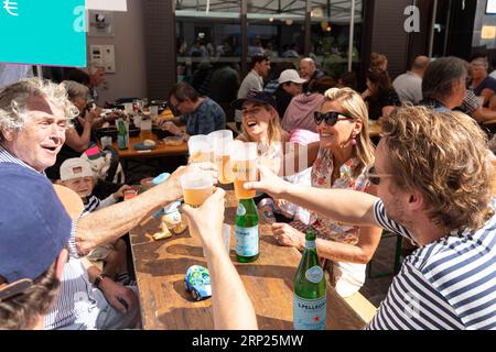 Lille, Frankreich. September 2023. Während des jährlichen Braderie de Lille Flohmarkts in Lille, Nordfrankreich, am 2. September 2023, werden Biere angeboten. Die jährliche Braderie de Lille startete hier am ersten Septemberwochenende. Quelle: Sebastien Courdji/Xinhua/Alamy Live News Stockfoto