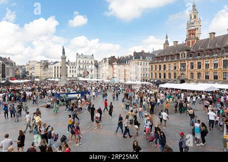 Lille, Frankreich. September 2023. Besucher besuchen die jährliche Braderie de Lille (Flohmarkt Lille) in Lille, Nordfrankreich, 2. September 2023. Die jährliche Braderie de Lille startete hier am ersten Septemberwochenende. Quelle: Sebastien Courdji/Xinhua/Alamy Live News Stockfoto