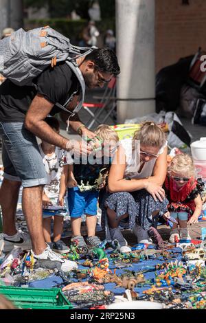 Lille, Frankreich. September 2023. Besucher besuchen die jährliche Braderie de Lille (Flohmarkt Lille) in Lille, Nordfrankreich, 2. September 2023. Die jährliche Braderie de Lille startete hier am ersten Septemberwochenende. Quelle: Sebastien Courdji/Xinhua/Alamy Live News Stockfoto