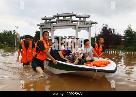 News Themen der Woche KW33 News Bilder des Tages (180820) -- HUAIBEI, 20. August 2018 (Xinhua) -- Rettungskräfte verlegen die überfluteten Menschen in der Stadt Huaibei, ostchinesische Provinz Anhui, 19. August 2018. Taifun Rumbia hat schweren Regen nach Huaibei gebracht und einige Orte in Huaibei wurden von Überschwemmungen überflutet. (Xinhua/Wan Shanchao)(yxb) CHINA-ANHUI-TYPHOON RUMBIA-FLOOD(CN) PUBLICATIONxNOTxINxCHN Stockfoto