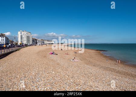 Allgemeiner Blick entlang des Strandes östlich vom Pier in Eastbourne, East Sussex, Großbritannien. Stockfoto