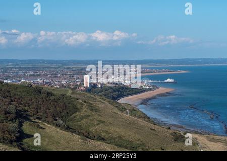 Fernblick von Beachy aus: Fahren Sie in Richtung Big Wheel, Strand und Pier in Eastbourne, East Sussex, Großbritannien. Stockfoto