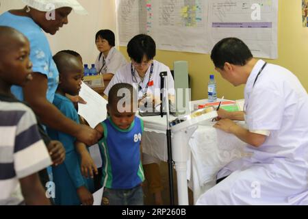 (180820) -- PEKING, 20. August 2018 -- Mitglieder des 13. China Medical Team in Botswana bieten freiwilligen medizinischen Dienst für die Menschen vor Ort im SOS-Kinderdorf Tlokweng in Gaborone, am 28. Februar 2015. ) (rh) Xinhua Schlagzeilen: Chinesische medizinische Dienste verbessern Gesundheitsversorgung in Afrika ZhaoxLinjun PUBLICATIONxNOTxINxCHN Stockfoto