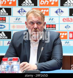 (180821) -- SARAJEVO, 21. August 2018 -- Cheftrainer der Fußballnationalmannschaft Bosnien und Herzegowinas (Bosnien und Herzegowina) Robert Prosinecki nimmt am 20. August 2018 an einer Pressekonferenz in Sarajevo, Bosnien und Herzegowina, Teil. Prosinecki gab am Montag offiziell die Namen der Spieler für die Spiele der UEFA Nations League gegen Nordirland in Belfast am 8. September und gegen Österreich in Zenica am 11. September bekannt. ) (SP)BOSNIEN UND HERZEGOWINA-SARAJEVO-FUSSBALL HARISXMEMIJA PUBLICATIONXNOTXINXCHN Stockfoto