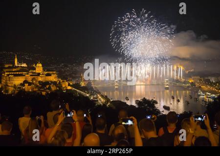 (180821) -- BUDAPEST, 21. August 2018 -- Feuerwerke werden über der Donau gesehen, um den ungarischen Nationalfeiertag in Budapest, Ungarn am 20. August 2018 zu feiern. ) (yk) UNGARN-BUDAPEST-NATIONALE FEIERTAGSFEIER AttilaxVolgyi PUBLICATIONxNOTxINxCHN Stockfoto