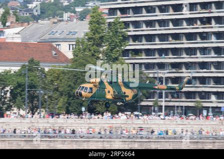 (180821) -- BUDAPEST, 21. August 2018 -- Ein Flugzeug der ungarischen Luftwaffe fliegt über der Donau während einer Flugshow, die den ungarischen Nationalfeiertag am 20. August 2018 in Budapest feiert. ) (yk) UNGARN-BUDAPEST-NATIONALE FEIERTAGSFEIER AttilaxVolgyi PUBLICATIONxNOTxINxCHN Stockfoto