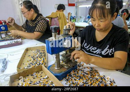(180821) -- RAOYANG, 21. Aug. 2018 (Xinhua) -- Dorfbewohner machen kosmetische Bürsten in einer Werkstatt im Dorf Shengshui im Raoyang County, nordchinesische Provinz Hebei, 21. Aug. 2018. In den letzten Jahren hat die Regierung Raoyang die Initiative ergriffen, um die ländliche arbeitsintensive Industrie zu fördern, um die lokale Familie dabei zu unterstützen, die Armut abzuschütteln. Fast 60 Frauen haben Jobs in einer von Shengshui Village eingeführten Werkstatt zur Herstellung von Kosmetikbürsten gefunden. (Xinhua/Li Xiaoguo) (hxy) CHINA-HEBEI-RAOYANG-POVERTY REDUCTION (CN) PUBLICATIONxNOTxINxCHN Stockfoto